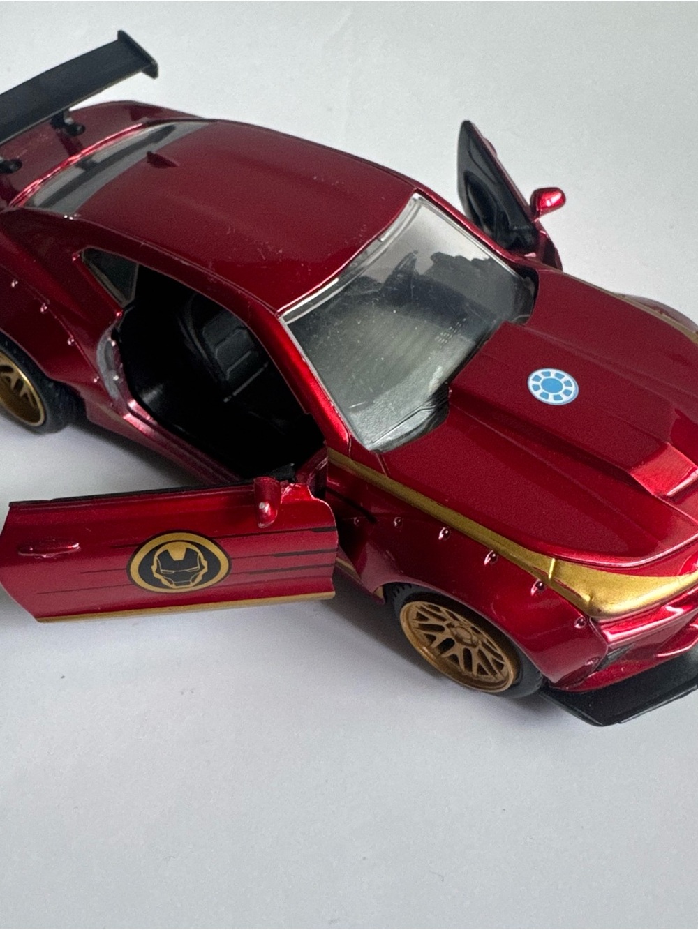 Jada Metals Die Cast Iron Man & 2016 Chevy Camaro Marvel Avengers 1:32 Scale Red